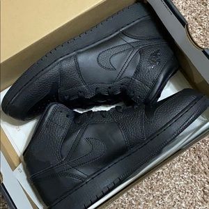 Air Jordan 1 MID (GS) Boys Size 7